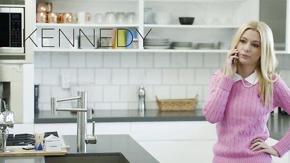 Крошечная жена-блондинка отомстила мужу с негром