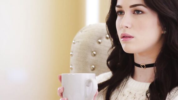 Молоденькая брюнетка Эвелин Клэр изменяет своему парню с негром