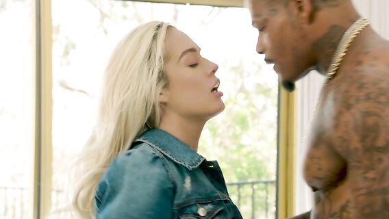 Секс блондинки со знаменитым негром с большим членом