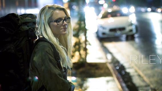 Два негра большими членами поимели блондиночку